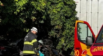 Colisão entre carreta e carro de passeio deixa 3 mortos na BR-020